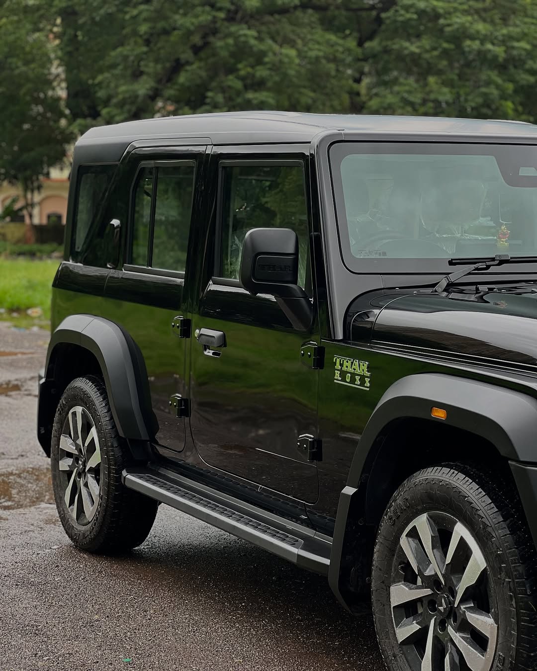 Thar Roxx 4×2 (Automatic) - Image 8